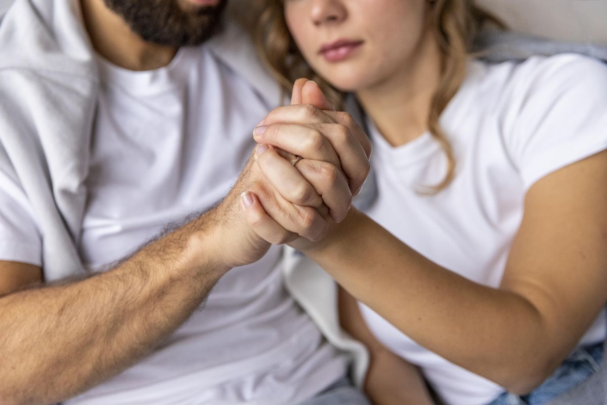 Imagen ilustrativa de una pareja tomada de la mano